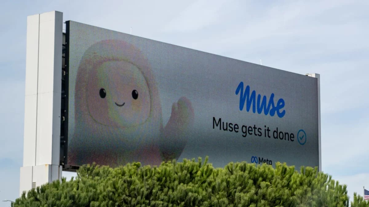 Meta Muse Wonder, modelo de IA da Meta: Foto de um outdoor digital com o personagem Muse sorrindo, o texto 'Muse gets it done' e a marca Meta, acima de arbustos