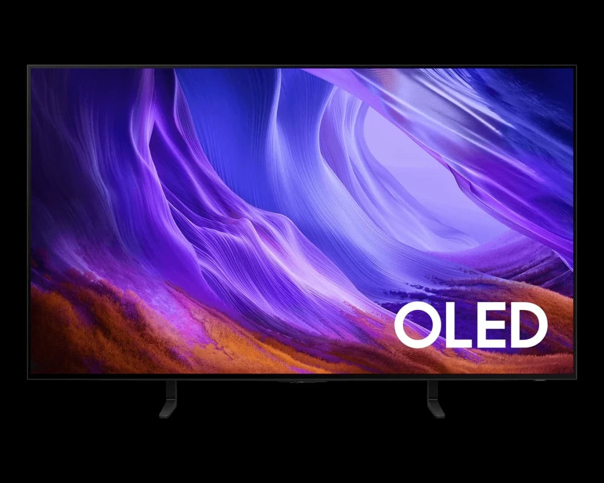 Samsung Smart TV da Samsung com inteligência artificial: TV preta de frente, com tela roxa e laranja, sobre pés pretos, em fundo cinza-azulado claro.