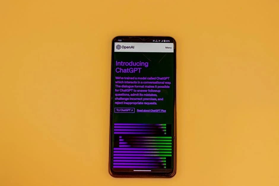 OpenAI ChatGPT: Smartphone preto em fundo laranja, tela exibindo interface ChatGPT com texto roxo e verde