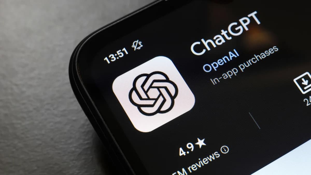 OpenAI GPT-6: Canto de um smartphone preto com a página do app ChatGPT, da OpenAI, em loja de aplicativos, com ícone, nota 4,9 e compras no app