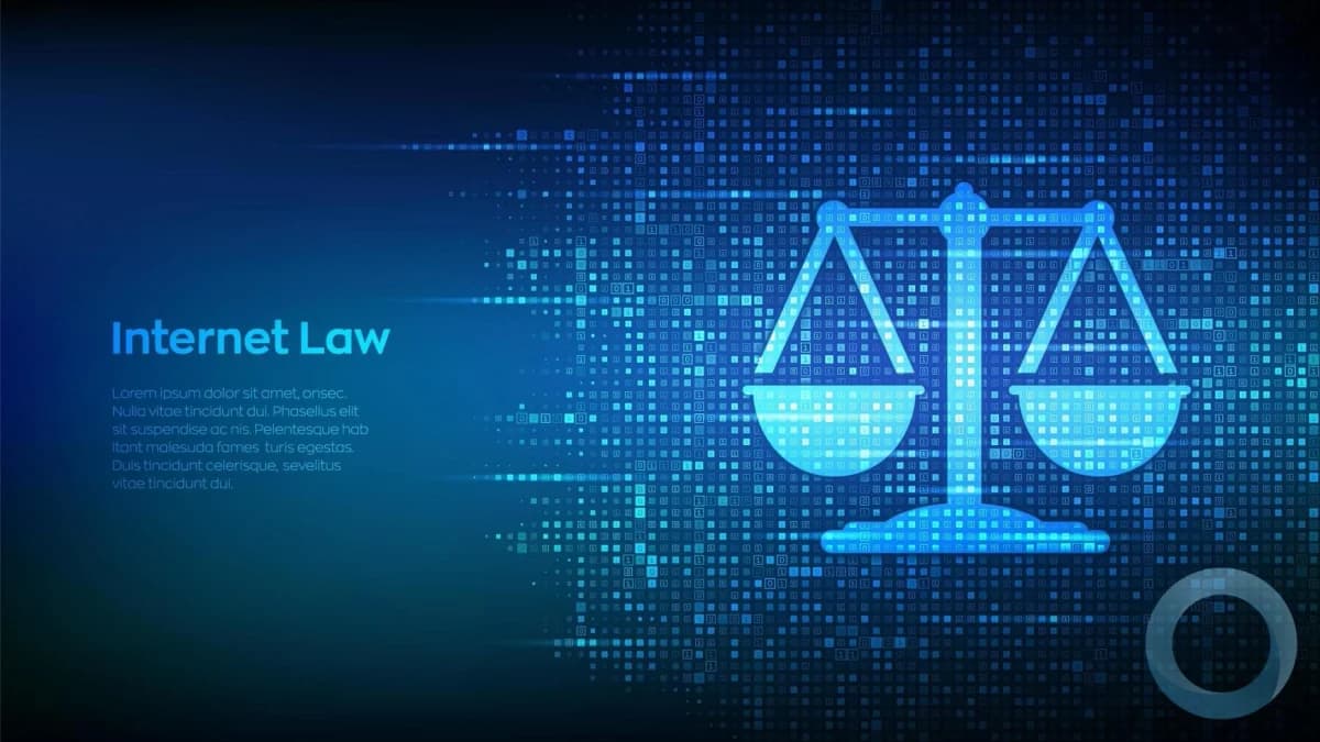 ANPD Marco Civil da Internet regulamentação plataformas digitais: Balança da justiça em azul brilhante sobre fundo digital com padrão de pixels, com texto em in