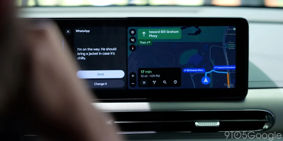 Google Android Auto: Tela horizontal de carro com Android Auto, WhatsApp aberto e mapa de navegação, com parte de pessoa ao lado