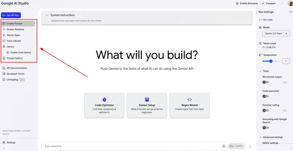 Google Google Play Store apps criados com IA no AI Studio: Captura de tela do Google AI Studio com o título 'What will you build?', campo de prompt e painel de