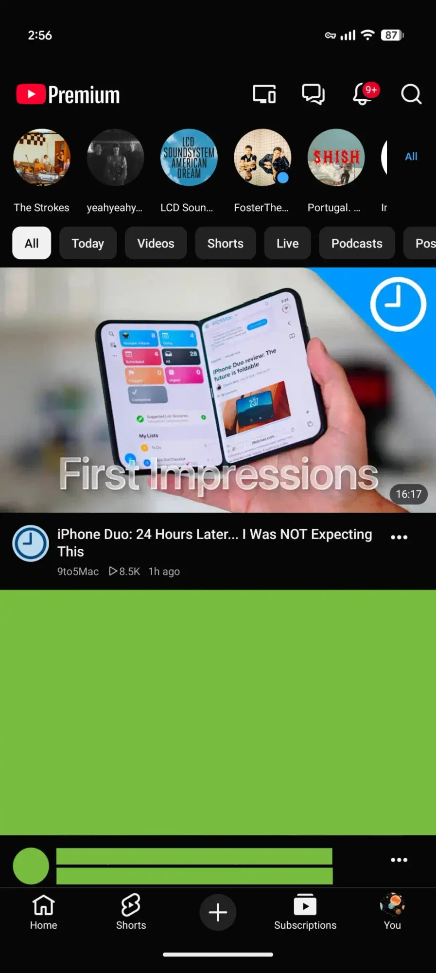 YouTube Aba Inscrições e feeds personalizados do YouTube: Captura de tela vertical do app YouTube Premium com barra de inscrições e abas de filtro, com um vídeo
