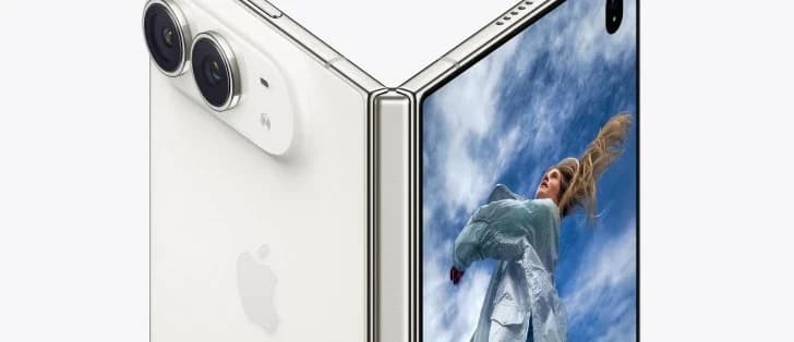 Apple iPhone Duo: Dobrável branco semiaberto mostrando a traseira com duas câmeras e a tela com foto de mulher no céu azul, em corte horizontal.