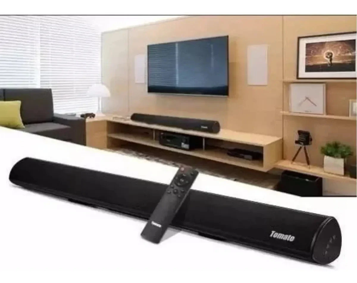 Soundbar preta Tomate vista de frente e de baixo, mostrando lateral e base do aparelho, em fundo branco.