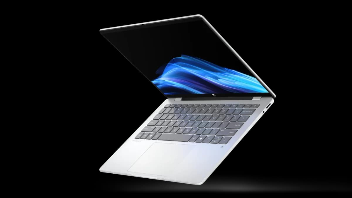 HP OmniBook 5: Notebook branco com tela aberta em ângulo, exibindo padrão azul dinâmico na tela