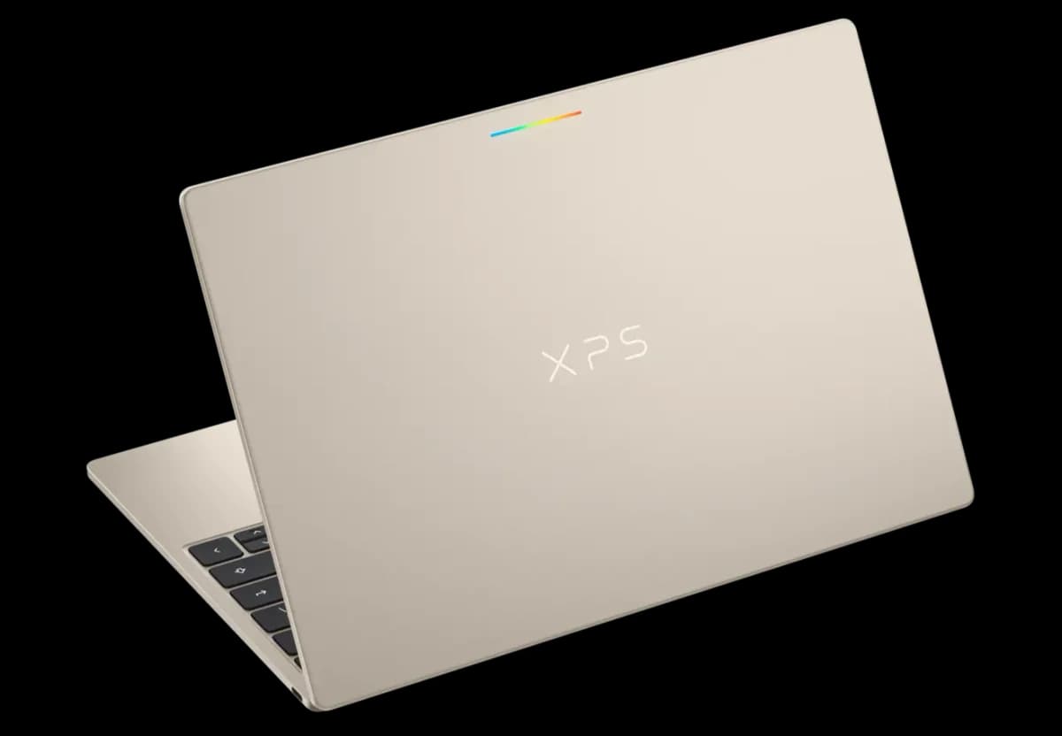 Dell XPS Googlebook: Notebook dourado champanhe visto por trás, tampa com logotipo XPS e faixa colorida no topo