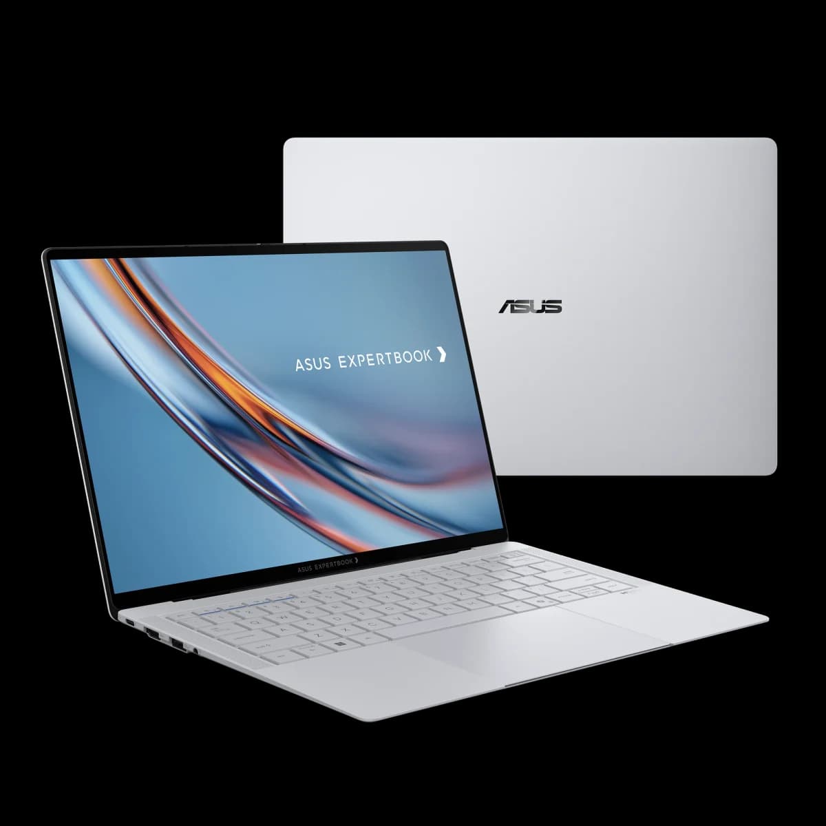 Asus ExpertBook A7: Notebook prata aberto de lado, com a tampa traseira prateada com logotipo ao fundo, sobre fundo cinza claro.