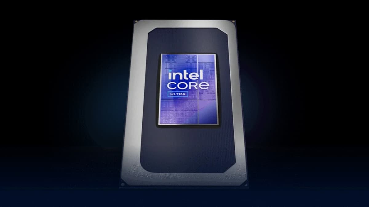 Intel Panther Lake: Processador Intel Core Ultra de frente, com a tampa metálica cinza e o logotipo azul no centro, sobre fundo degradê cinza.