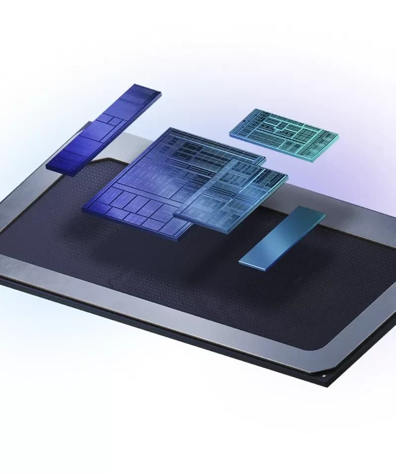 Intel Panther Lake: Render em vista explodida de um processador com chiplets azuis e turquesa flutuando sobre o encapsulamento escuro com borda metálica.
