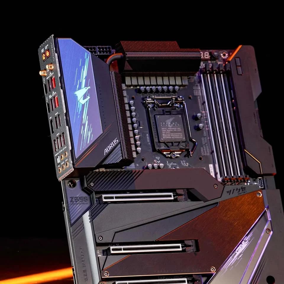 Intel soquete LGA1700 com memória DDR4: Placa-mãe preta com detalhes laranja e azuis, inclinada, mostrando o soquete para processador e os slots de memória