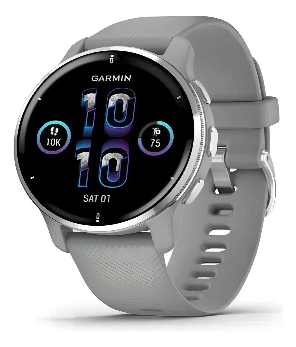 Garmin Venu 3: Relógio cinza com moldura prateada em ângulo, tela preta mostrando horário digital e indicadores de passos e bateria, em fundo branco.