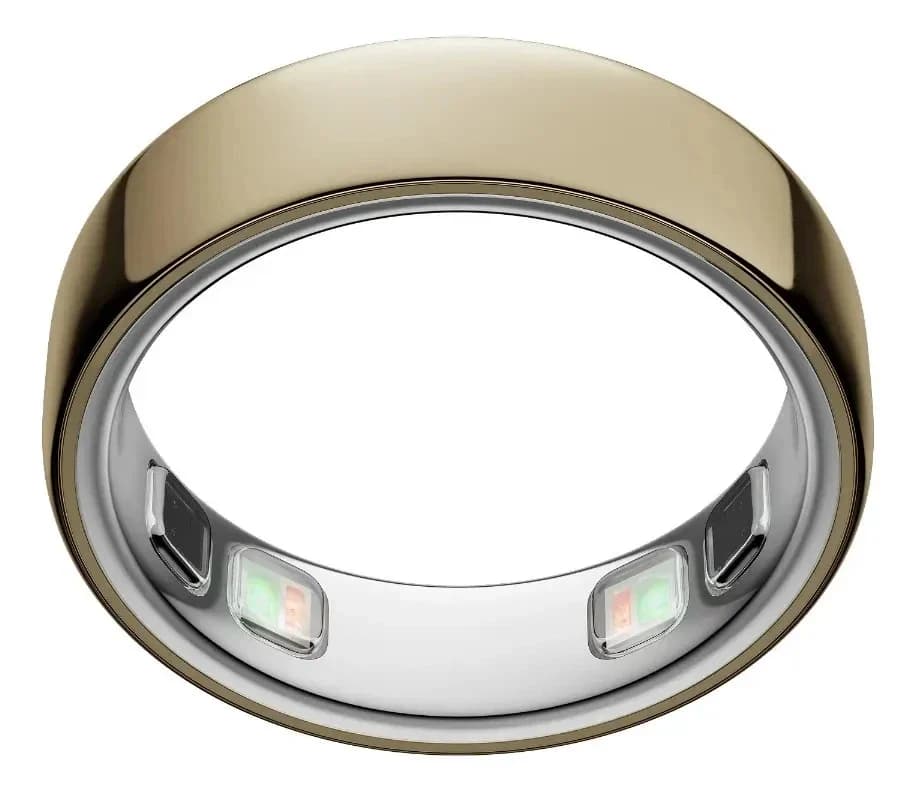 Oura Ring 4: Anel dourado polido visto de frente, com sensores verdes e vermelhos na face interna.