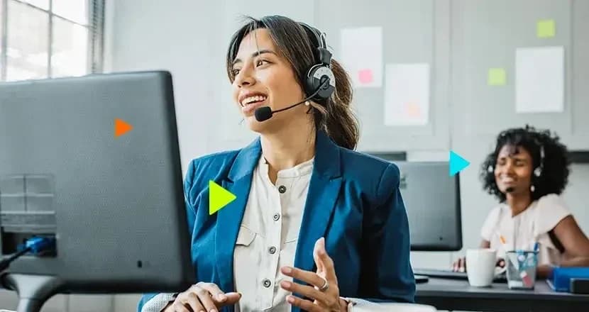 SAC, Serviço de Atendimento ao Consumidor (decreto nº 13.135): Mulher sorridente de fone de ouvido e blazer azul em atendimento, com monitor ao lado e triângulo
