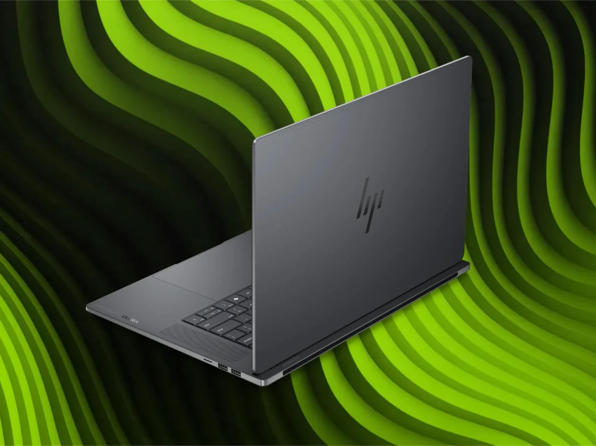 HP OmniBook Ultra 16: Notebook HP cinza-escuro visto de trás, com logo HP na tampa, lateral aberta e fundo degradê verde com ondas