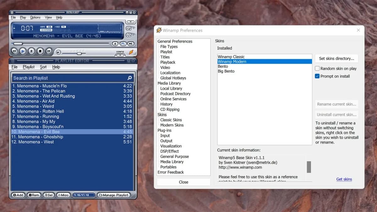 Winamp Winamp, player de áudio da Nullsoft: Captura de tela do Winamp com janela de preferências de skins e a playlist com faixas do Menomena em azul.