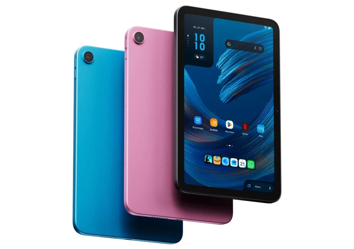 Amazon Fire Tablet: dois com o verso azul e rosa e um em destaque mostrando a tela preta com ícones de aplicativos e barra de busca.
