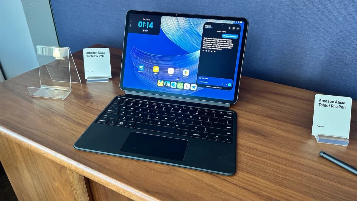 Amazon Fire Tablet: Tablet com teclado destacável sobre mesa de madeira, com placas de exposição ao lado, tela mostrando relógio e painel de notificações
