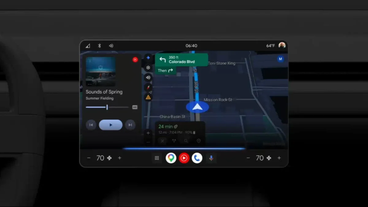 Google Gemini Personal Intelligence no Android Auto: Tela de painel de carro escura com Android Auto, navegação do Google Maps, player de música e ícones de app