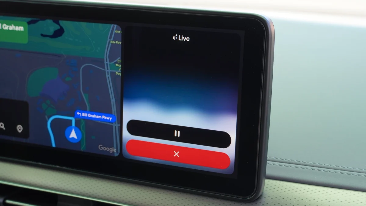 Google Gemini Personal Intelligence no Android Auto: Tela de carro com Google Maps e controles de reprodução de áudio Live, vista de perto no painel.