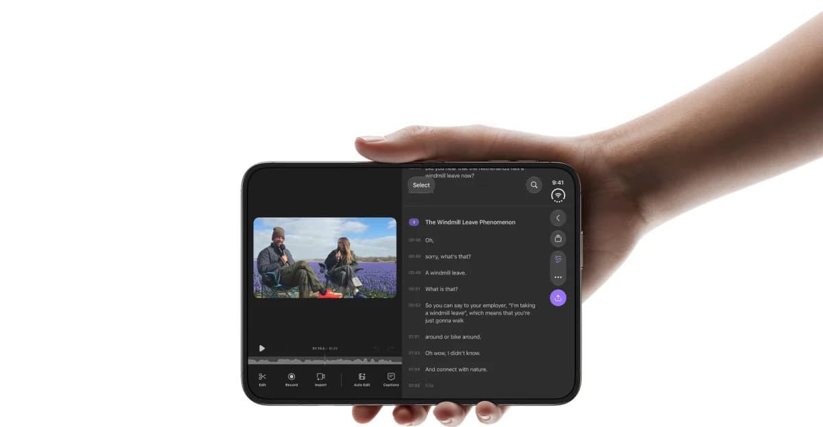 Apple iPhone Duo: Mão segurando o dobrável aberto na horizontal, com vídeo de duas pessoas ao ar livre e transcrição de texto na tela