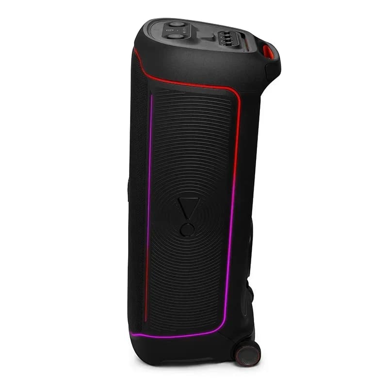 JBL PartyBox Ultimate 2: Caixa de som preta vista de lado oposto, com luzes vermelha e rosa na borda, controles no topo e rodinha na base, fundo branco