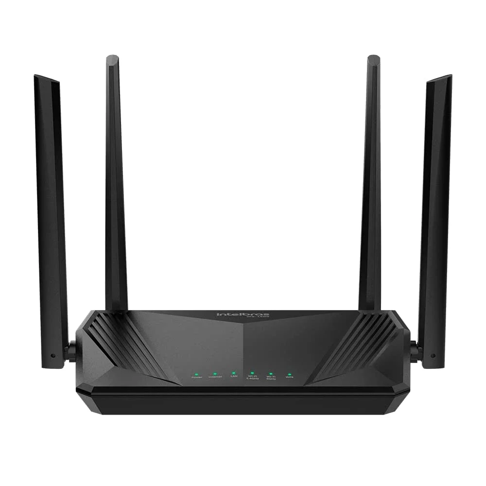 Intelbras W6-1500: Roteador Wi-Fi preto visto de frente, com quatro antenas, logotipo Intelbras e luzes indicadoras verdes, sobre fundo branco.