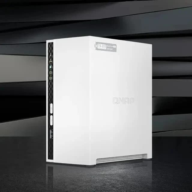 QNAP NAS QNAP: NAS branco em ângulo sobre fundo escuro com faixas cinzas, imagem de campanha do aparelho