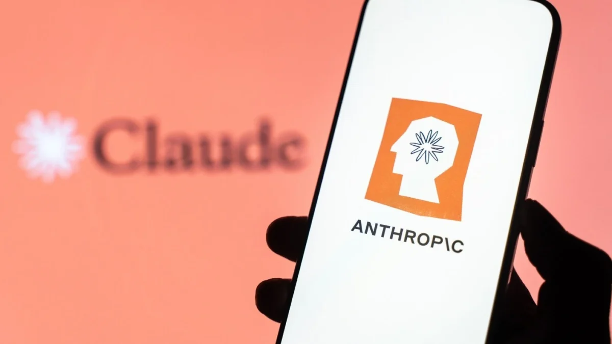 Anthropic Claude Haiku 4.5, modelo de IA da Anthropic que enviou falsa pista de homicídio: Mão escura segurando celular de tela branca com logo laranja da Anthr