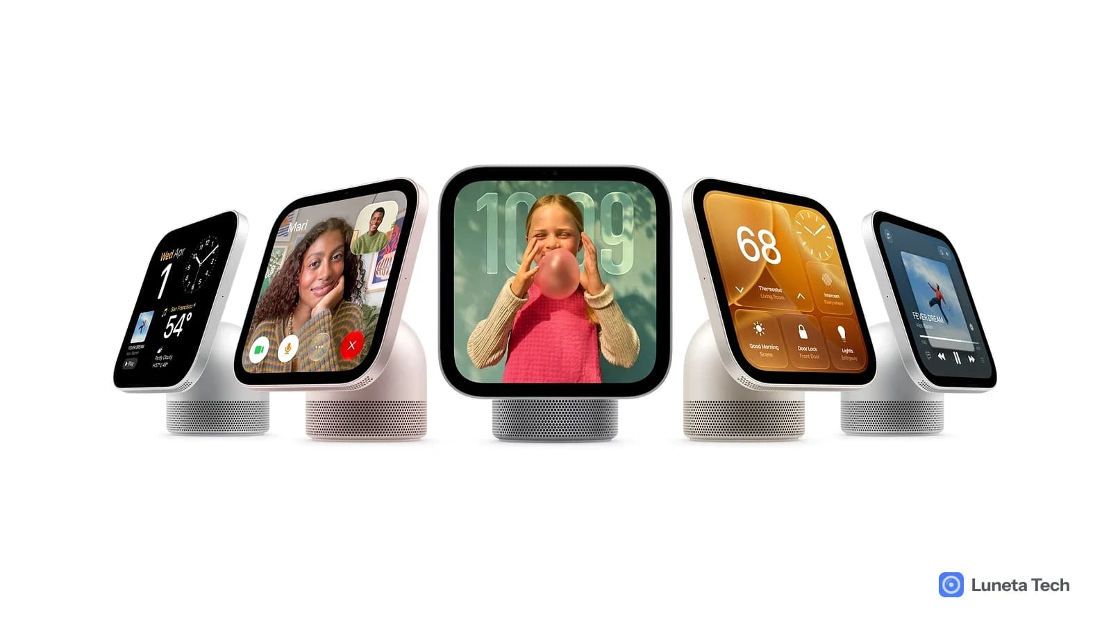 Apple HomeView: Cinco telas de smart display brancas e prateadas em fila, em base redonda, mostrando relógio, videochamada, foto e controles de casa em fundo br