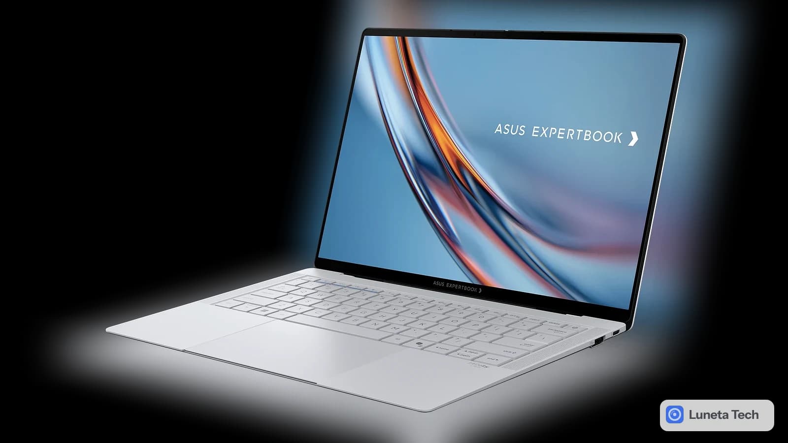 Asus ExpertBook A7: Notebook prata em ângulo, de frente para a tela com desenho abstrato azul e laranja, sobre fundo cinza claro.