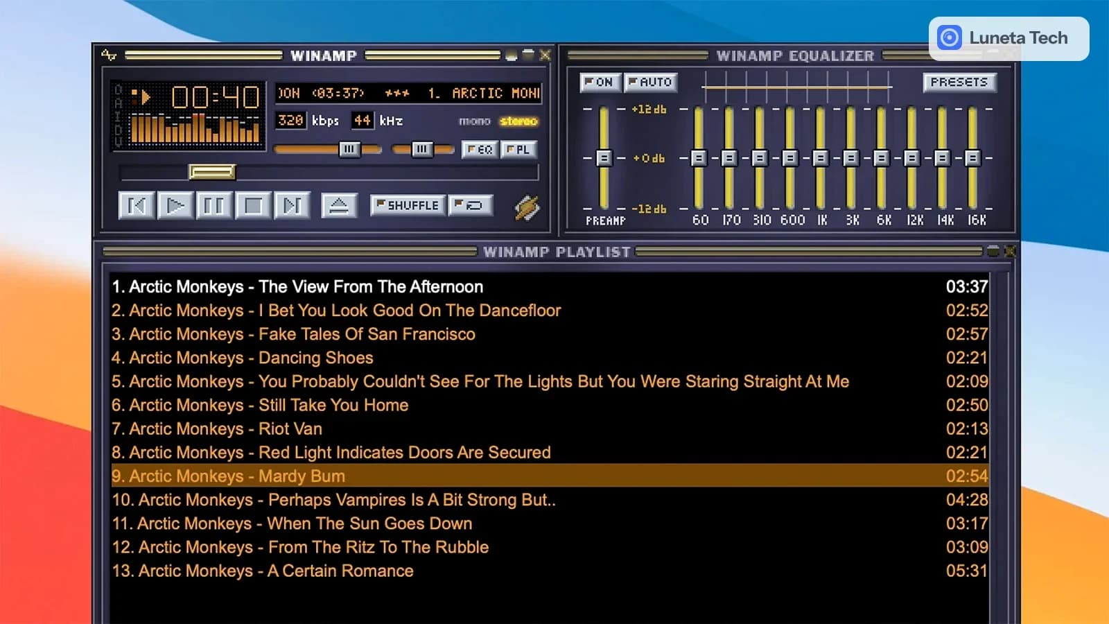 Winamp Winamp, player de áudio da Nullsoft: Janelas do Winamp com equalizador e playlist de Arctic Monkeys em laranja sobre fundo azul e laranja.