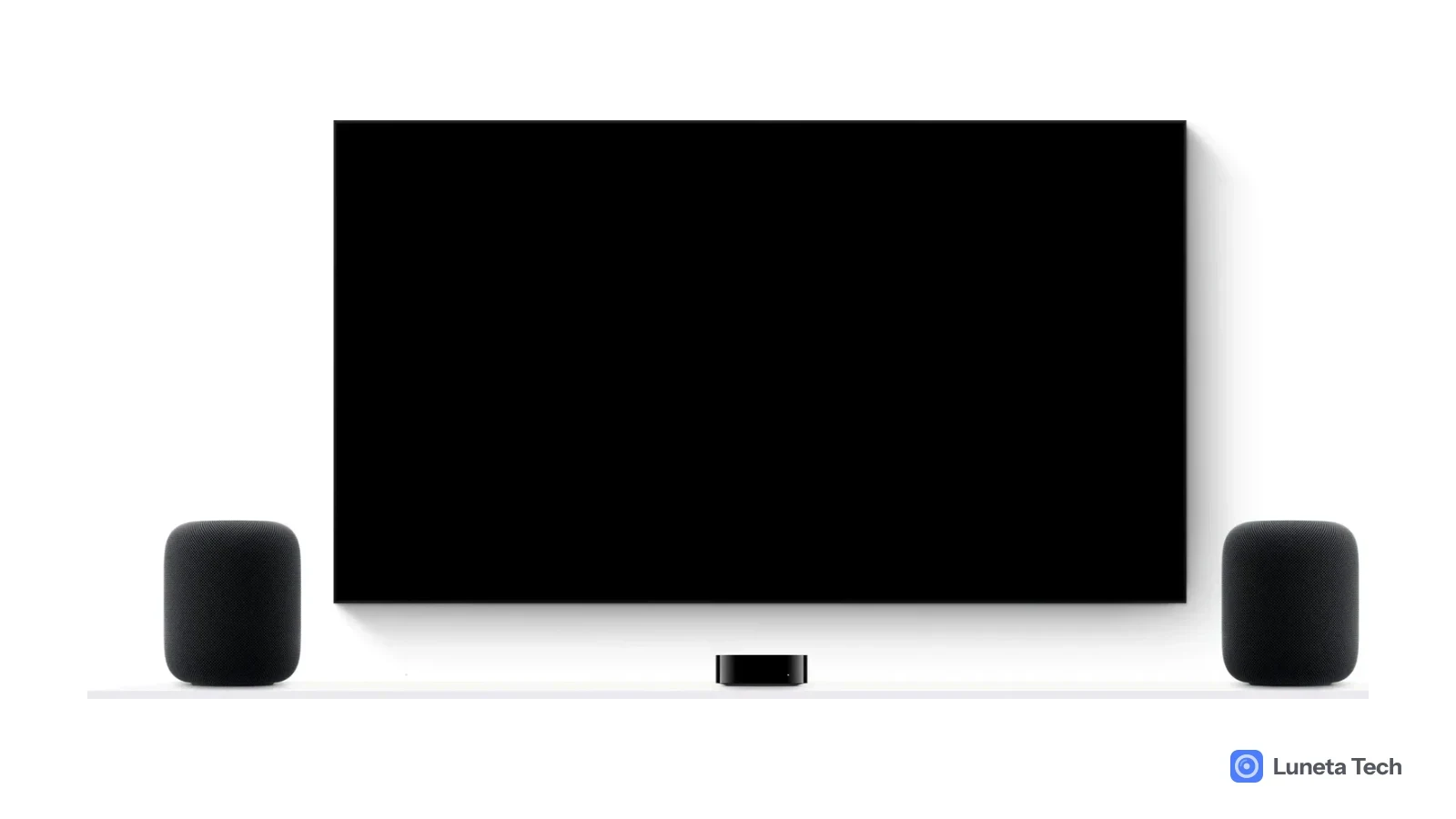 Apple Apple TV 4K: Sala com TV de tela preta na parede, duas caixas de som pretas nas laterais e um Apple TV pequeno sob a TV, fundo branco