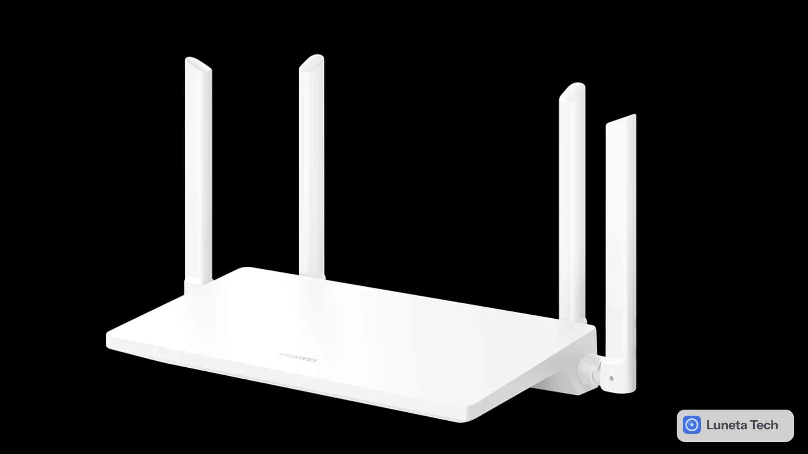 Huawei WiFi AX2S: Roteador branco de quatro antenas e topo plano, visto de frente em ângulo, sobre fundo cinza-azulado de estúdio