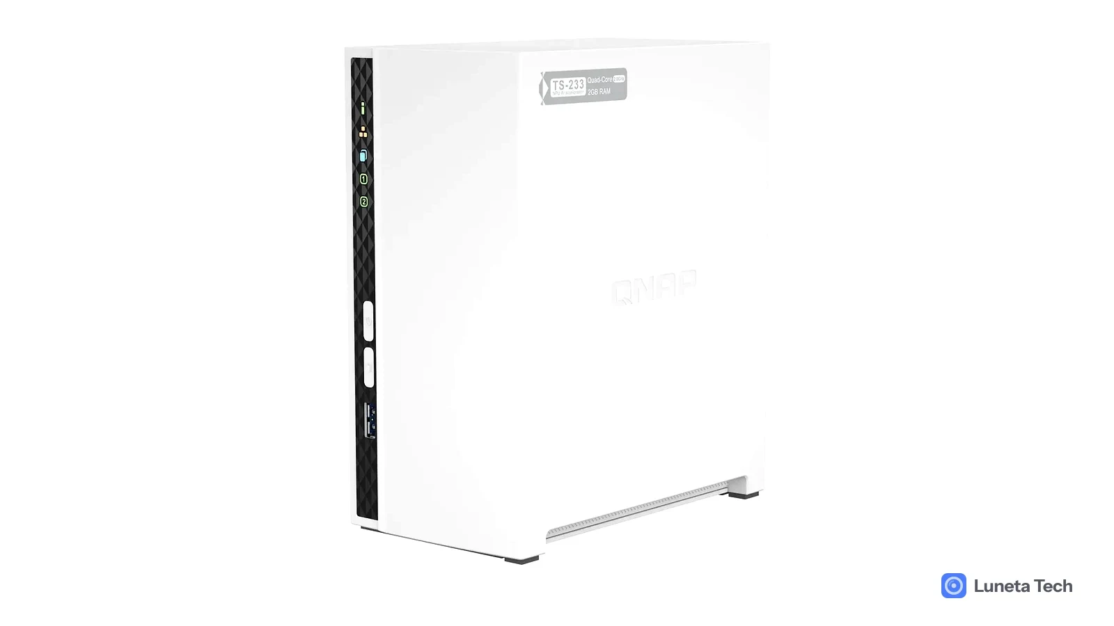 QNAP NAS QNAP: NAS branco de dois baías em ângulo lateral, painel frontal com LEDs e portas USB visíveis, fundo branco
