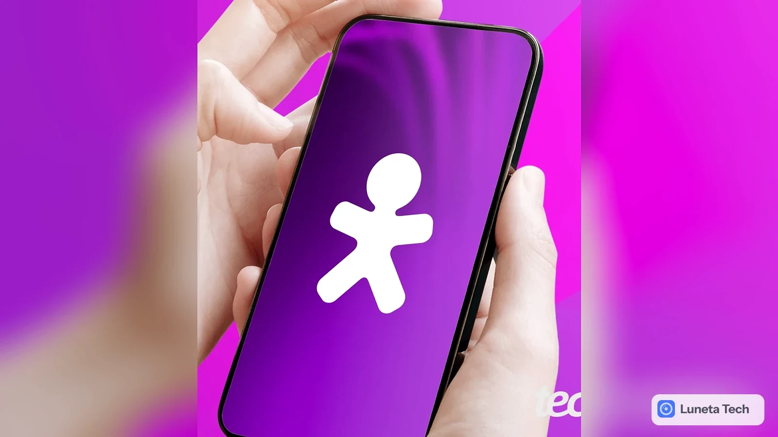 Vivo roaming internacional Vivo Travel: Duas mãos segurando um celular preto com ícone branco de pessoa sobre fundo roxo e rosa, com marca d'água do portal no c