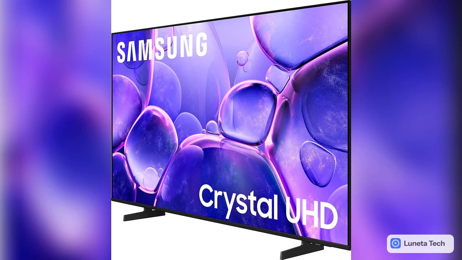 Samsung TV: TV Samsung Crystal UHD de tela plana preta, vista em ângulo lateral, exibindo imagem roxa com bolhas translúcidas.