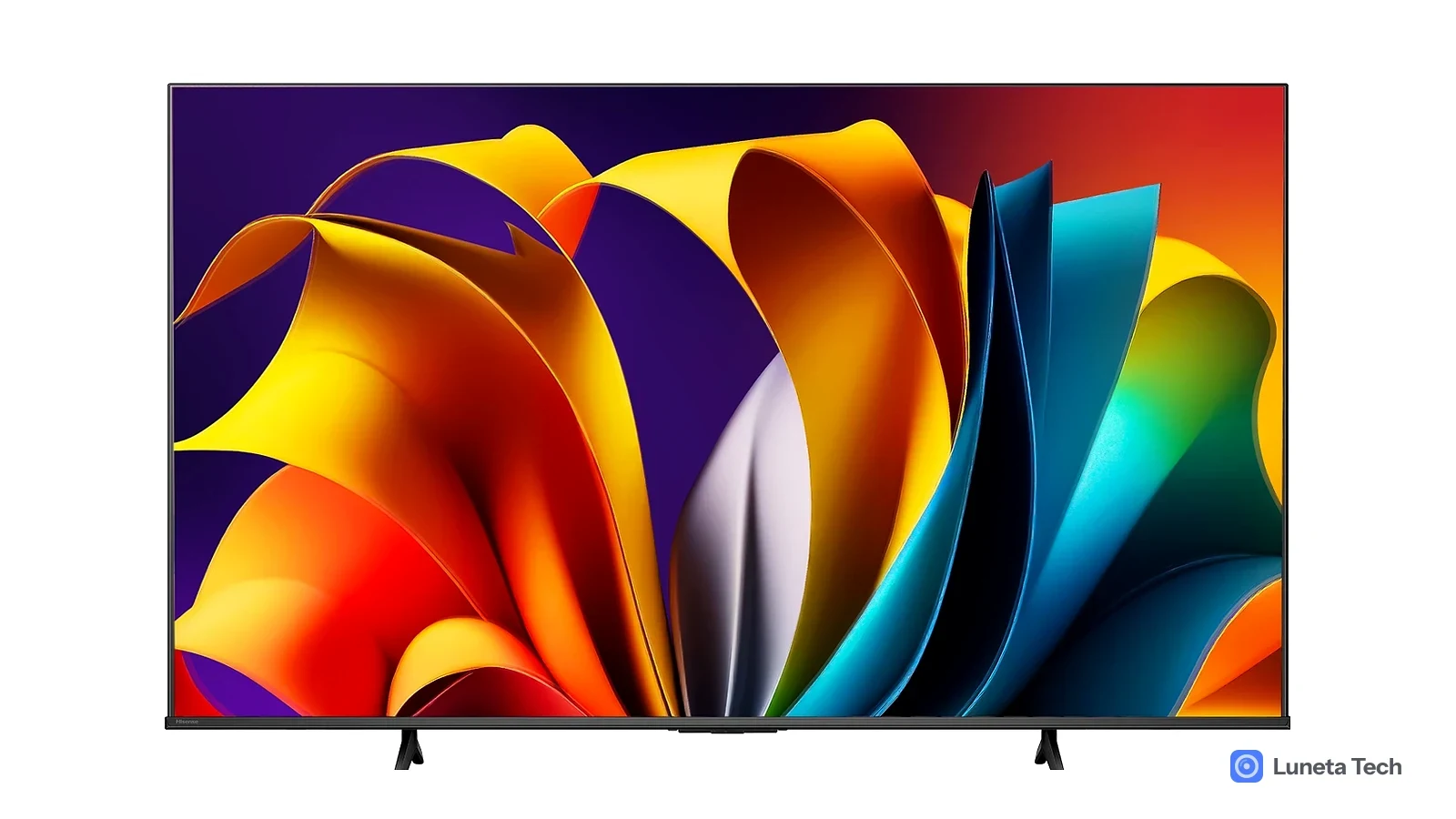 Hisense A6NV: Televisor de frente, sobre fundo branco, com tela de formas abstratas em laranja, amarelo, roxo e azul e pés pretos na base.