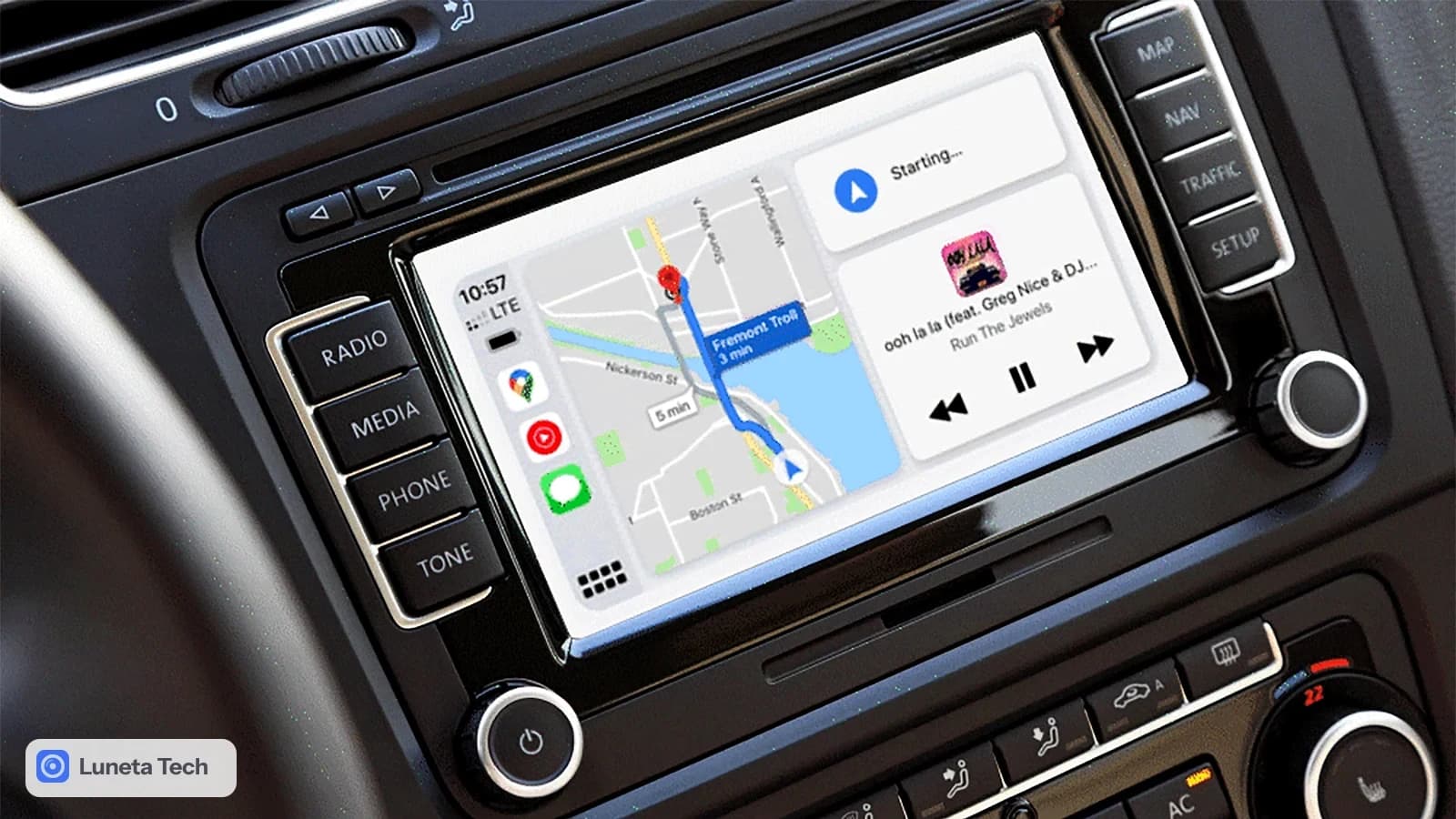 Google Gemini no Google Maps (CarPlay) e Personal Intelligence no Android Auto: Painel de carro com central multimídia mostrando mapa, música e ícones do CarPla