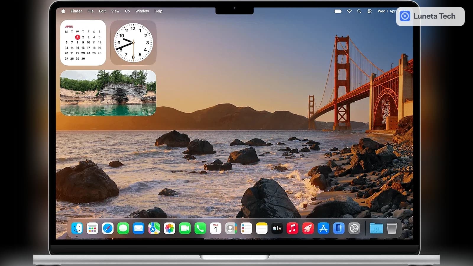 Apple macOS Golden Gate 27.2 beta: Notebook de tela cinza-prateada de frente mostrando a área de trabalho do macOS com widgets de calendário, relógio e foto, e
