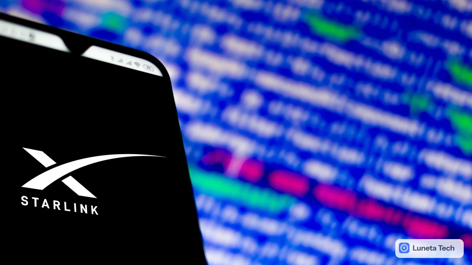 SpaceX Starlink Mobile: Celular preto com logotipo da Starlink na tela, em frente a um fundo azul desfocado com linhas de código