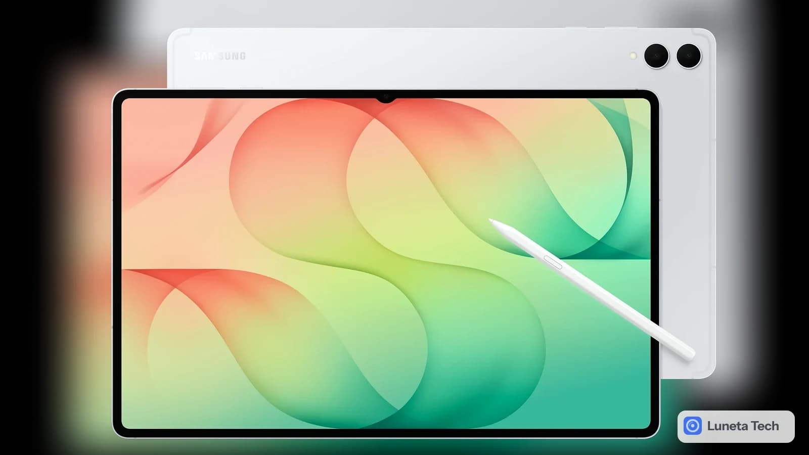 Samsung Galaxy Tab S12 Ultra: Tablet de frente com caneta stylus branca encostada na tela, e a traseira prateada aparecendo atrás, em fundo cinza-claro.