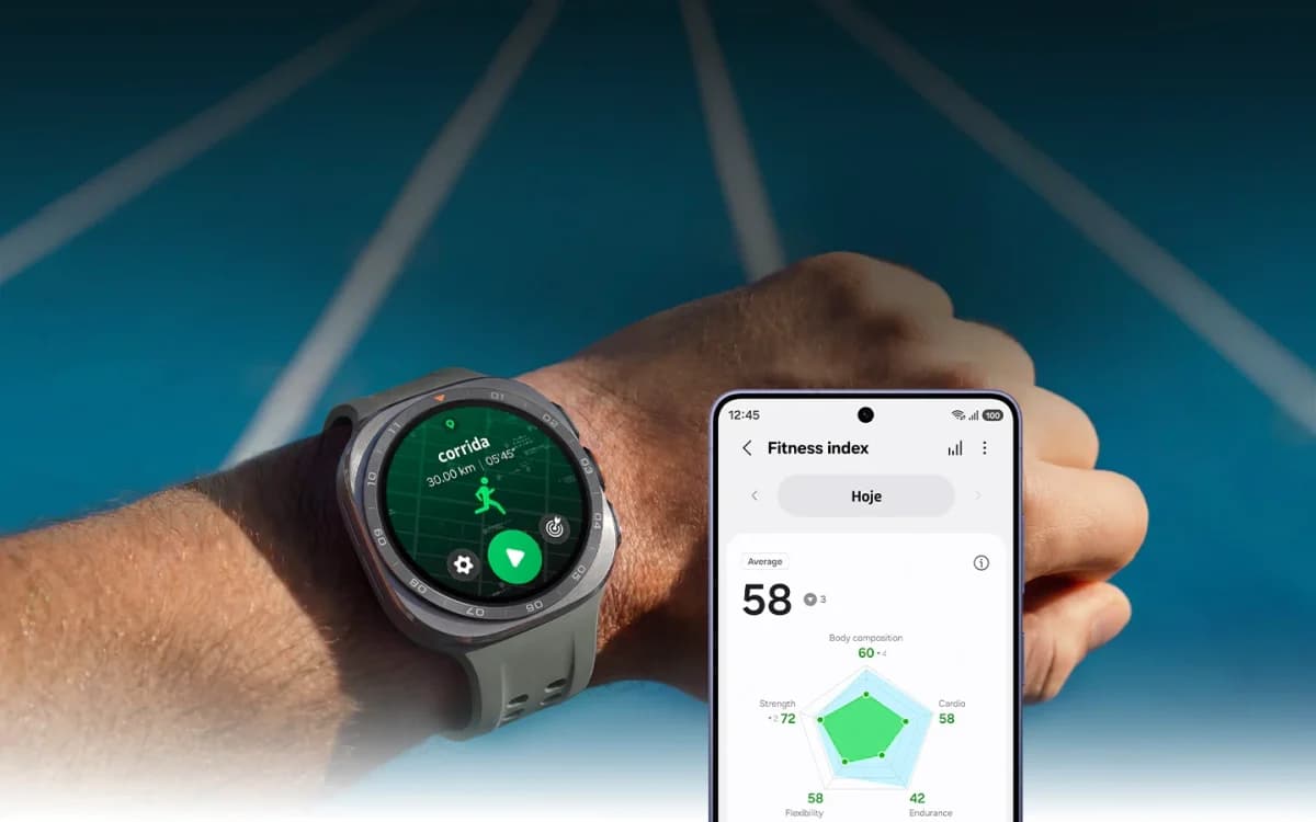 Samsung Samsung Health, aplicativo de saúde e sono: Relógio cinza com tela de corrida no pulso de uma pessoa em pista de atletismo, ao lado de um celular mostra
