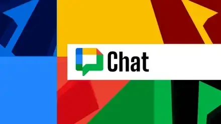 Google Google Chat: Logo do Google Chat em faixa branca com o nome Chat ao lado, sobre fundo colorido com formas em azul, amarelo, vermelho e verde.