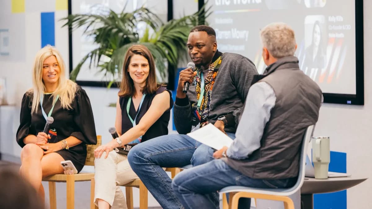 Google Gemini: Quatro pessoas em painel de discussão em evento Google, com tela ao fundo mostrando aplicativo