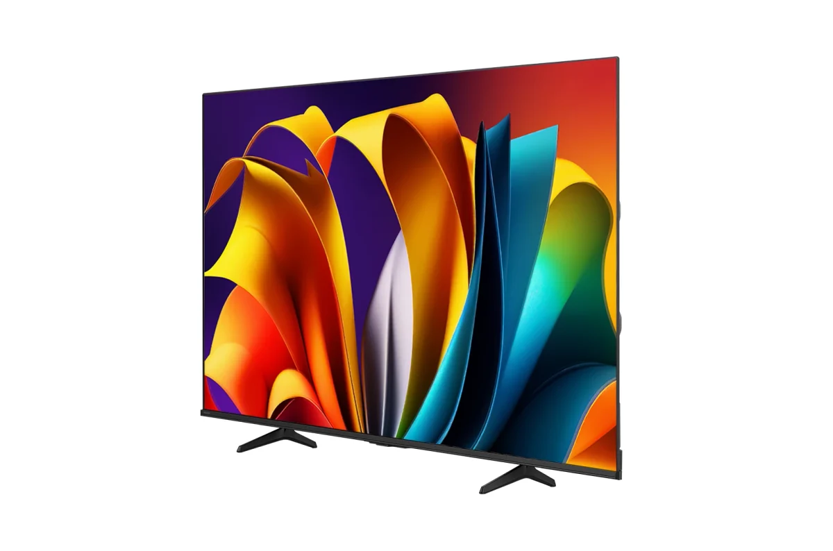 Hisense A6NV: TV preta de tela plana vista de três quartos, de frente, com cores vibrantes na tela e pés de apoio visíveis, fundo branco