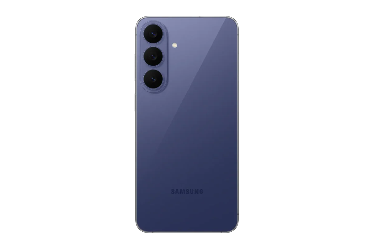 Samsung Galaxy S26 FE: Smartphone visto de trás na cor azul-marinho, com três lentes da câmera traseira na parte superior e o nome Samsung embaixo.